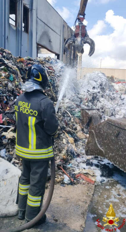 Palo del Colle, nuovo incendio in una ditta di smaltimento rifiuti: intervengono i vigili del fuoco Palo del Colle, nuovo incendio in una ditta di smaltimento rifiuti: intervengono i vigili del fuoco
