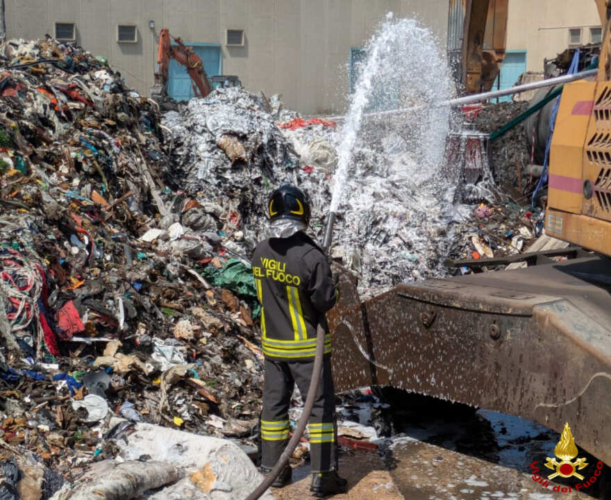 Palo del Colle, nuovo incendio in una ditta di smaltimento rifiuti: intervengono i vigili del fuoco Palo del Colle, nuovo incendio in una ditta di smaltimento rifiuti: intervengono i vigili del fuoco