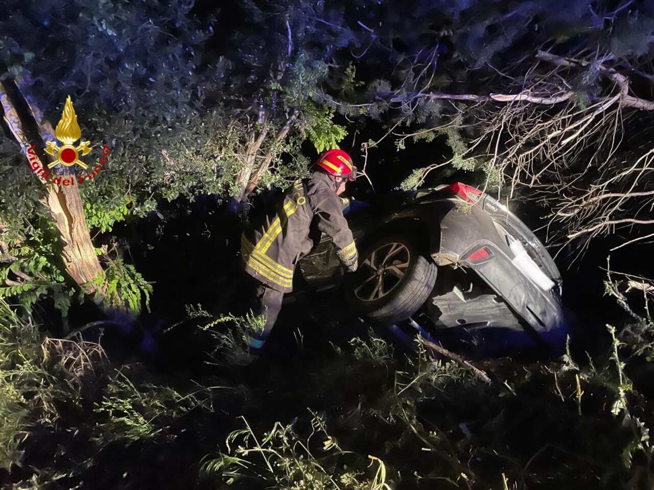 Incidente a Miglionico, perde il controllo dell’auto e finisce fuori strada: paura per un 26enne Incidente a Miglionico, perde il controllo dell’auto e finisce fuori strada: paura per un 26enne