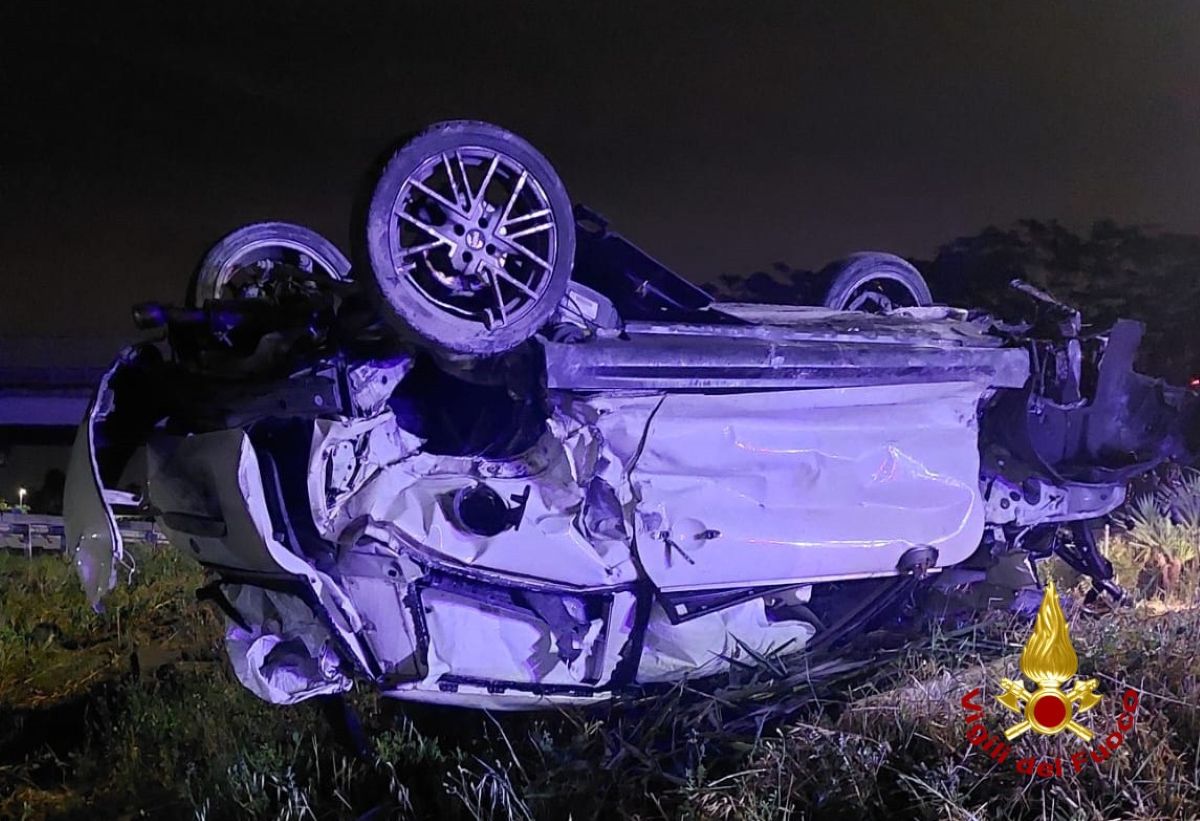 Incidente sulla Ss 16 tra Torre a Mare e Mola di Bari, auto si ribalta: in codice rosso una 30enne