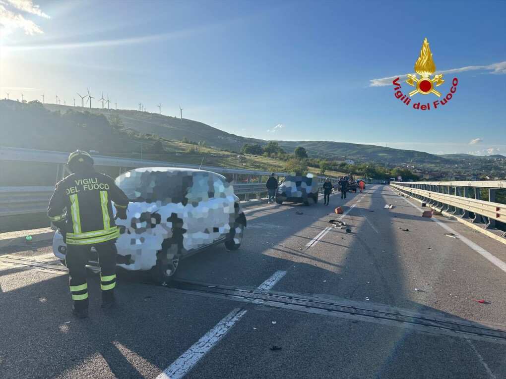 Potenza, scontro tra sei auto sulla Ss 658: coinvolte 13 persone, 4 feriti in ospedale Potenza, scontro tra sei auto sulla Ss 658: coinvolte 13 persone, 4 feriti in ospedale