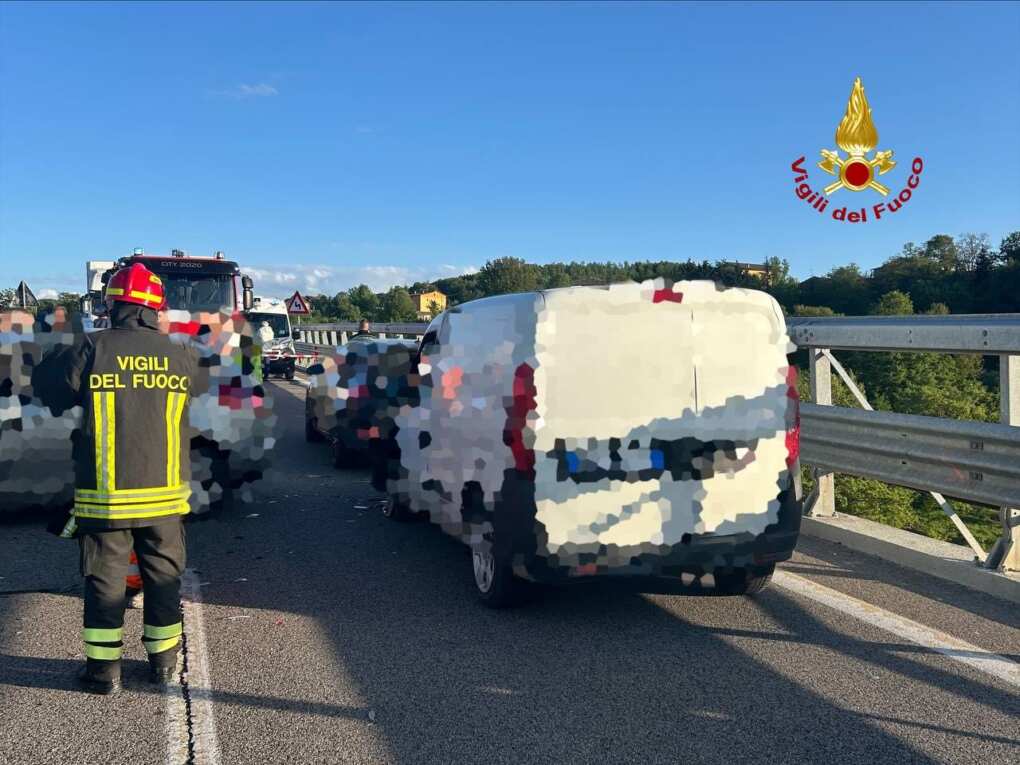 Potenza, scontro tra sei auto sulla Ss 658: coinvolte 13 persone, 4 feriti in ospedale Potenza, scontro tra sei auto sulla Ss 658: coinvolte 13 persone, 4 feriti in ospedale