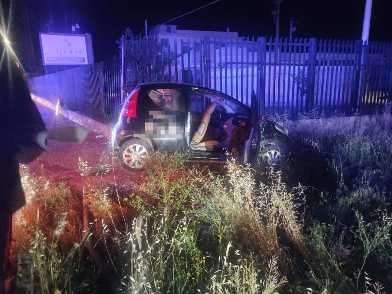 Auto fuori strada sulla provinciale tra Trani e Corato: un giovane in ospedale in codice rosso