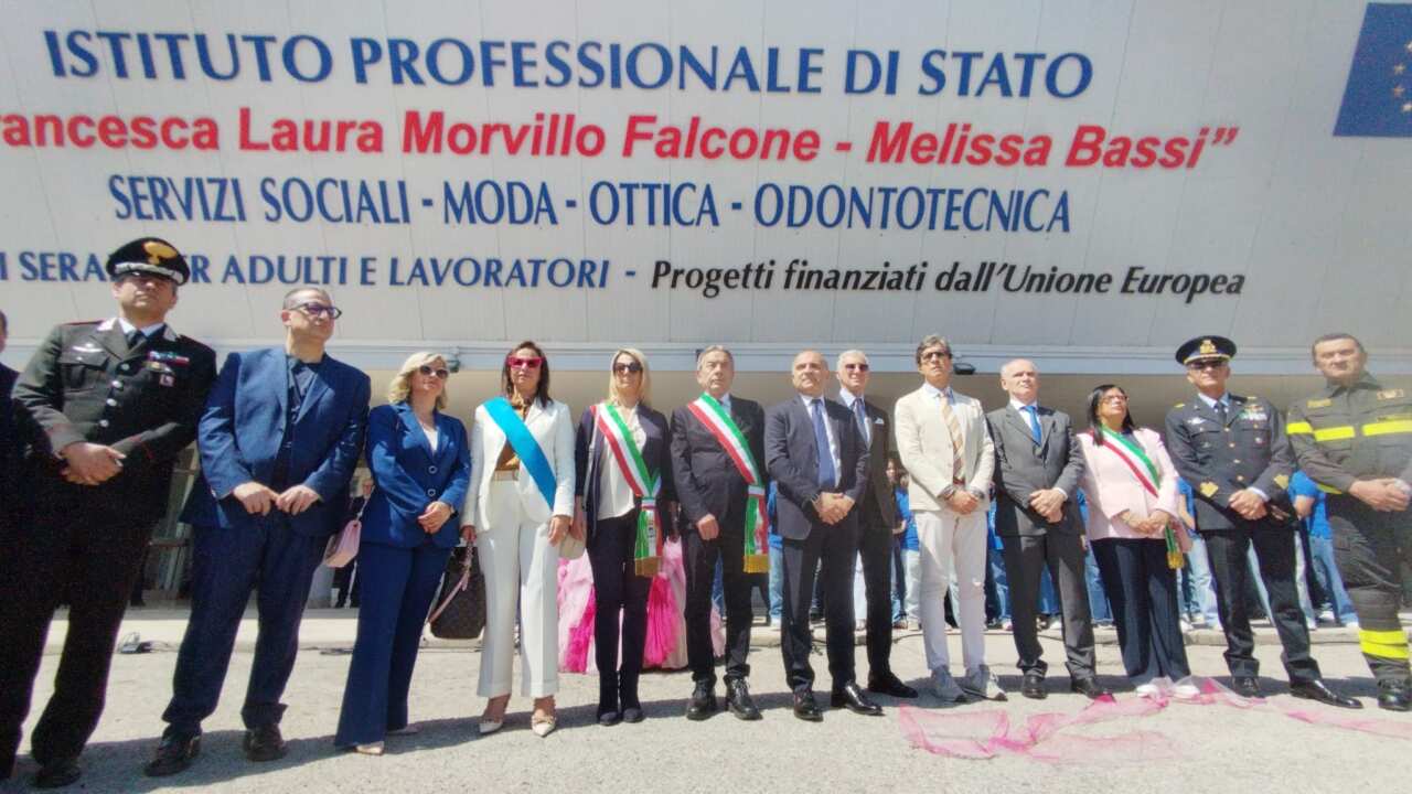 Brindisi, la scuola “Morvillo Falcone” intitolata anche a Melissa Bassi: morta 13 anni fa in un attentato Brindisi, la scuola “Morvillo Falcone” intitolata anche a Melissa Bassi: morta 13 anni fa in un attentato