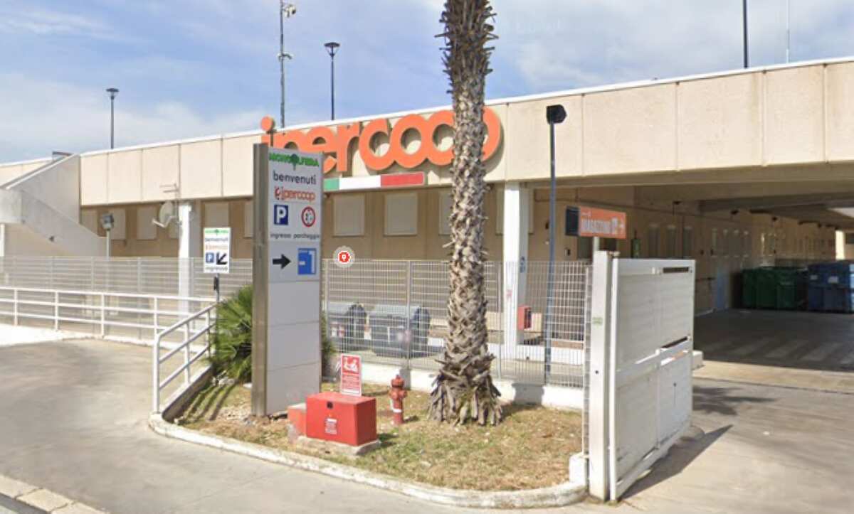 Bari, tentata rapina ad una gioielleria nell’Ipercoop di Japigia: ladri in fuga senza bottino Bari, tentata rapina ad una gioielleria nell’Ipercoop di Japigia: ladri in fuga senza bottino
