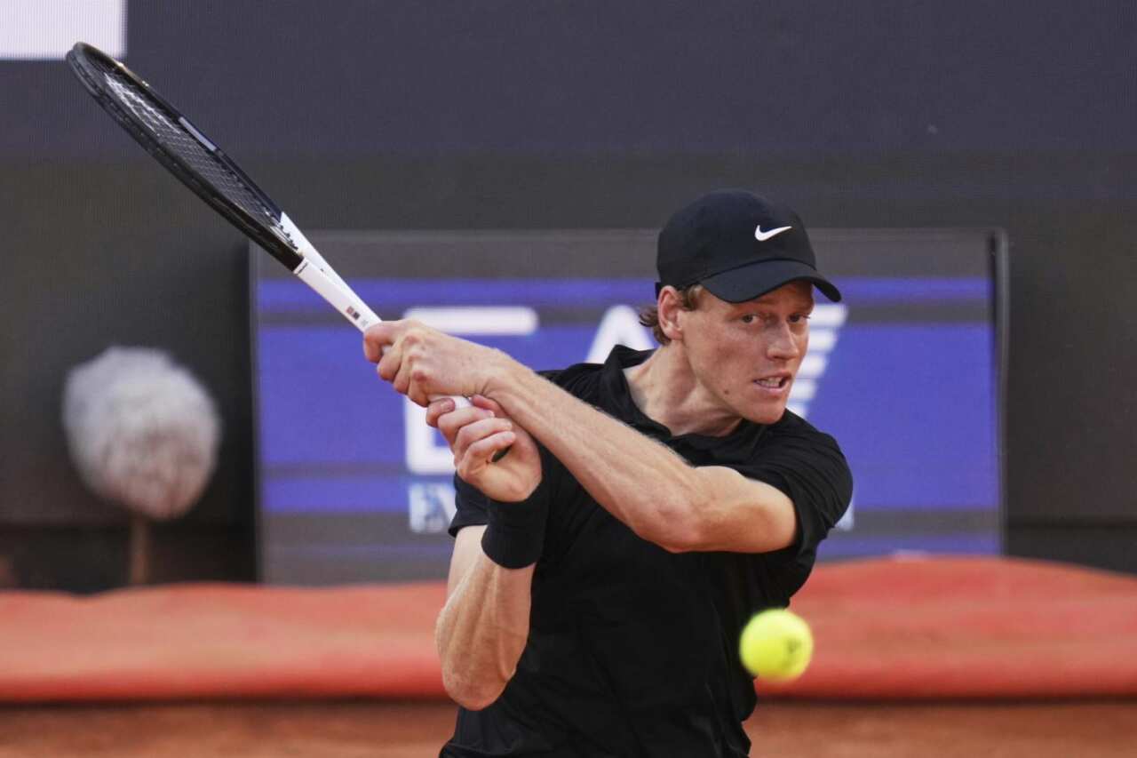 Wimbledon, Alcaraz e Fritz in semifinale: oggi tocca a Cobolli e Sinner. Preoccupa il gomito del migliore al mondo