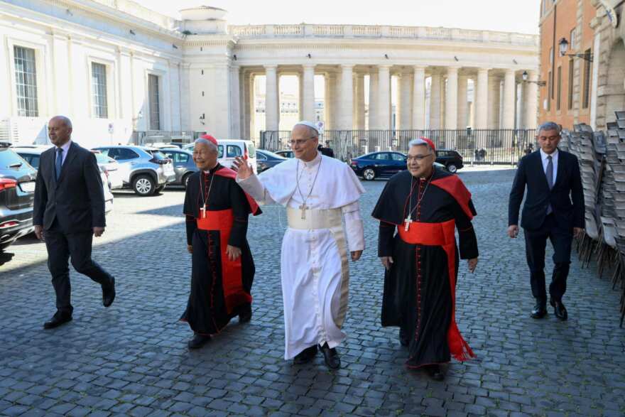 Papa Leone XIV spiega ai cardinali la scelta del nome: all’incontro va con il pugliese Semeraro Papa Leone XIV spiega ai cardinali la scelta del nome: all’incontro va con il pugliese Semeraro