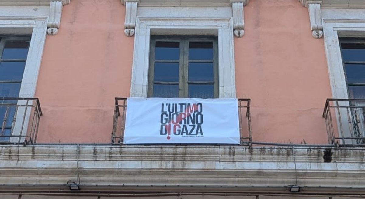 Bari ricorda le vittime palestinesi: il Comune aderisce al flash mob “50.000 sudari per Gaza” Bari ricorda le vittime palestinesi: il Comune aderisce al flash mob “50.000 sudari per Gaza”