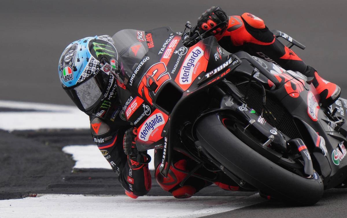 MotoGp, capolavoro Bezzecchi a Silverstone: il pilota italiano riporta l’Aprilia alla vittoria. Marc Marquez terzo MotoGp, capolavoro Bezzecchi a Silverstone: il pilota italiano riporta l’Aprilia alla vittoria. Marc Marquez terzo