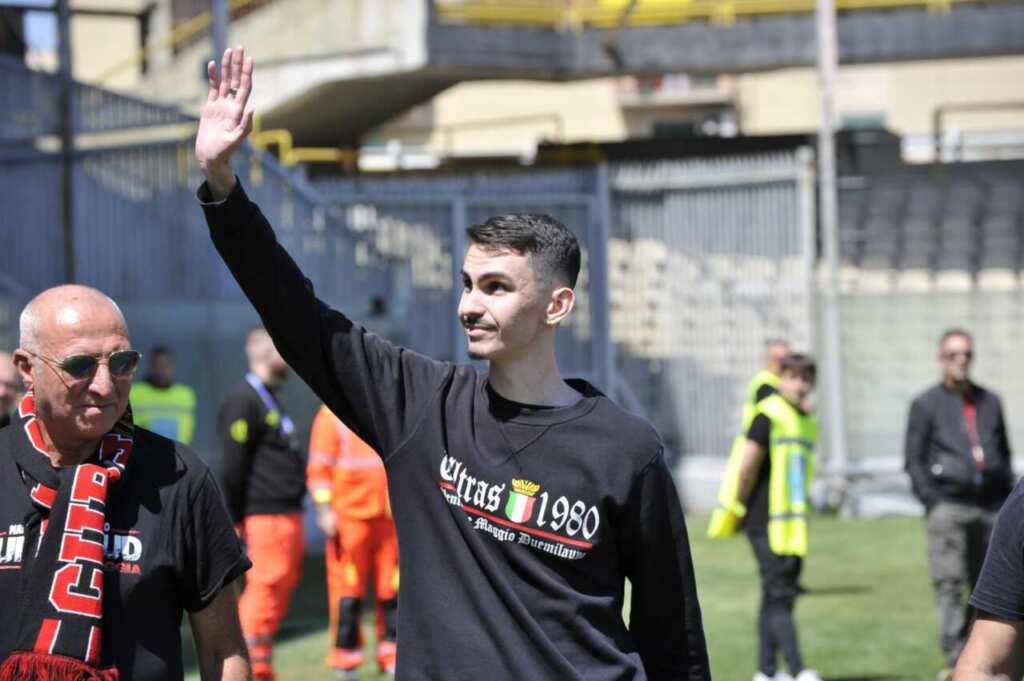 Foggia-Messina, l’abbraccio dello stadio Zaccheria a Matteo: il giovane sopravvissuto alla tragedia di Potenza