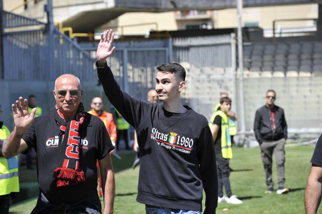 Foggia-Messina, l’abbraccio dello stadio Zaccheria a Matteo: il giovane sopravvissuto alla tragedia di Potenza