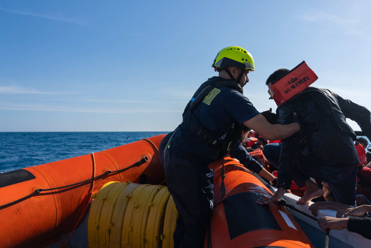 Migranti, la nave Sos Humanity 1 verso Bari con a bordo 100 persone salvate nel Mediterraneo Migranti, la nave Sos Humanity 1 verso Bari con a bordo 100 persone salvate nel Mediterraneo