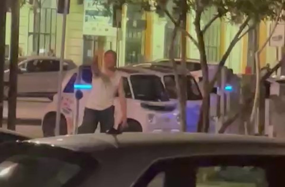 Bari, parcheggiatori abusivi minacciano un gruppo di ragazzi in piazza Moro: sasso contro l’auto – VIDEO Bari, parcheggiatori abusivi minacciano un gruppo di ragazzi in piazza Moro: sasso contro l’auto – VIDEO