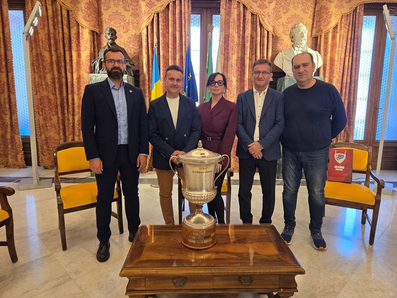 La Mitropa Cup 1990 torna a Bari: i tifosi riabbracciano il trofeo dopo 35 anni dalla storica vittoria sul Genoa – VIDEO