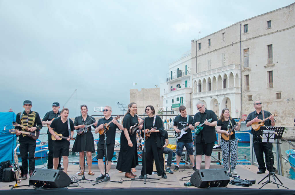 Monopoli capitale dell’ukulele, al via il “Monopolele Festival”: tra gli ospiti Gualazzi e Taimane – FOTO