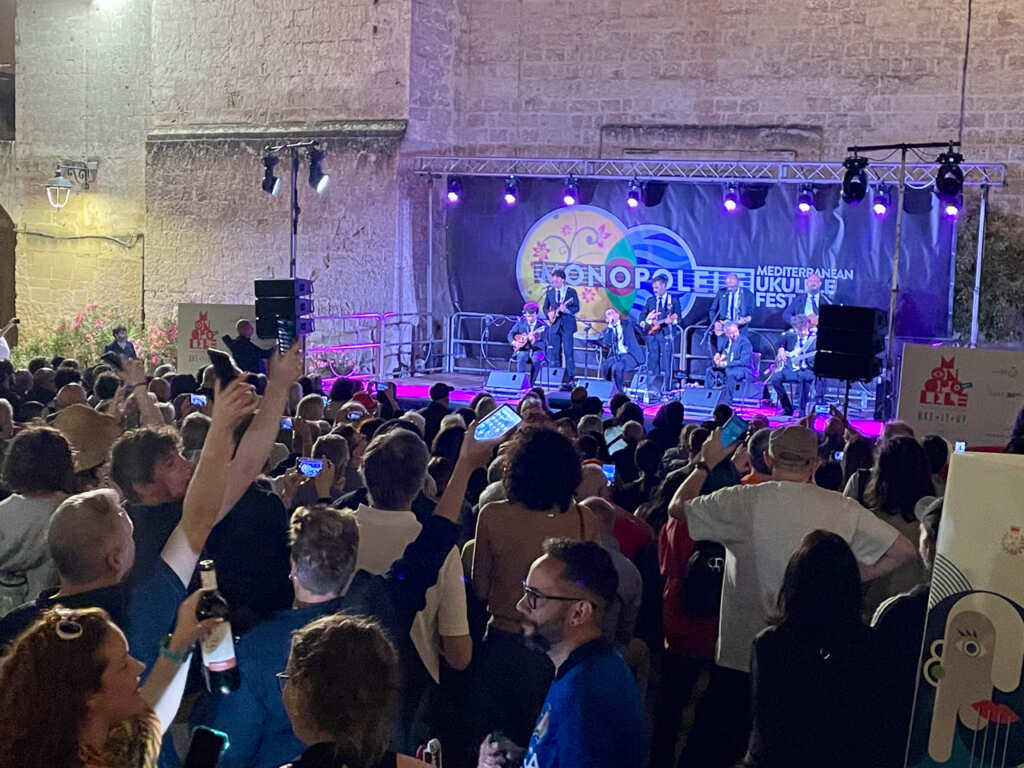 Monopoli capitale dell’ukulele, al via il “Monopolele Festival”: tra gli ospiti Gualazzi e Taimane – FOTO
