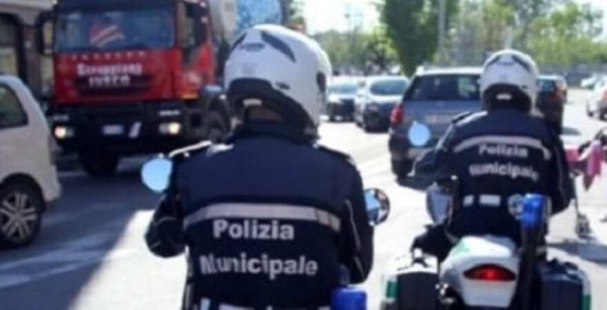 Giovinazzo, vigile cade dalla moto durante un inseguimento e si frattura una gamba: «Inaccettabile» Giovinazzo, vigile cade dalla moto durante un inseguimento e si frattura una gamba: «Inaccettabile»
