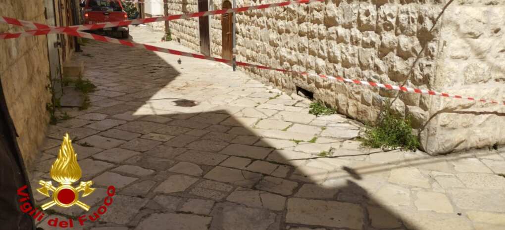 Molfetta, nel muro di un’abitazione della città vecchia spunta un ordigno bellico: a scoprirlo un netturbino Molfetta, nel muro di un’abitazione della città vecchia spunta un ordigno bellico: a scoprirlo un netturbino