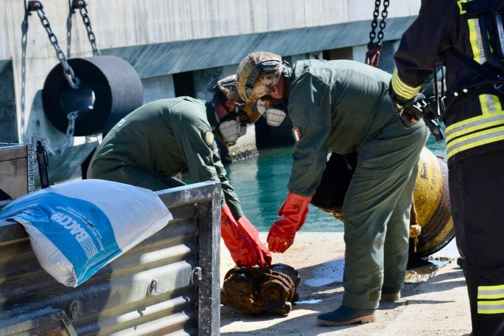 Molfetta, trovate 10 bombe della seconda guerra mondiale nel porto: l’area bonificata da Esercito e Marina – FOTO