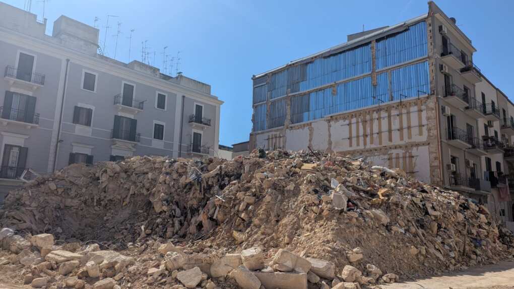 Palazzina crollata a Bari, sopralluogo di Leccese in via De Amicis: «Rimozione procede secondo i piani» – FOTO Palazzina crollata a Bari, sopralluogo di Leccese in via De Amicis: «Rimozione procede secondo i piani» – FOTO
