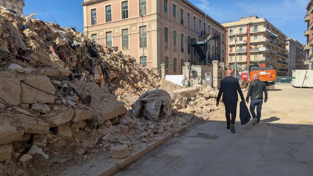 Palazzina crollata a Bari, sopralluogo di Leccese in via De Amicis: «Rimozione procede secondo i piani» – FOTO Palazzina crollata a Bari, sopralluogo di Leccese in via De Amicis: «Rimozione procede secondo i piani» – FOTO
