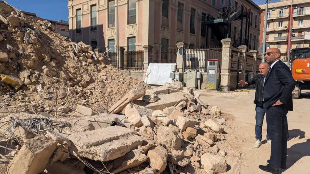 Palazzina crollata a Bari, sopralluogo di Leccese in via De Amicis: «Rimozione procede secondo i piani» – FOTO Palazzina crollata a Bari, sopralluogo di Leccese in via De Amicis: «Rimozione procede secondo i piani» – FOTO