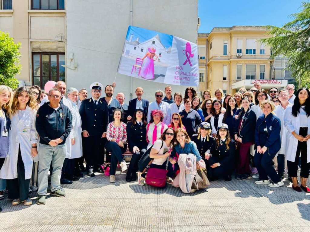 Una panchina rosa al Policlinico di Bari: simbolo di speranza e innovazione nella lotta al tumore al seno Una panchina rosa al Policlinico di Bari: simbolo di speranza e innovazione nella lotta al tumore al seno