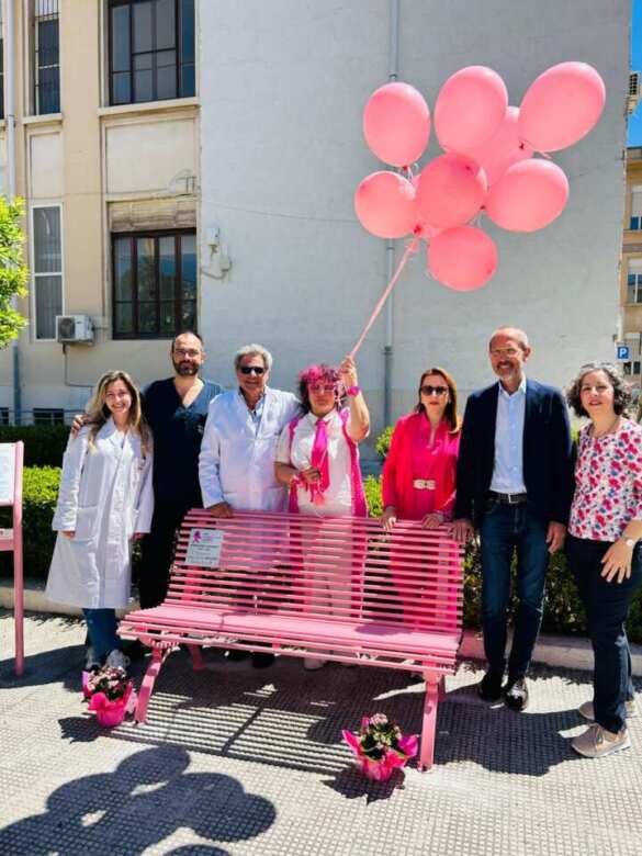 Una panchina rosa al Policlinico di Bari: simbolo di speranza e innovazione nella lotta al tumore al seno Una panchina rosa al Policlinico di Bari: simbolo di speranza e innovazione nella lotta al tumore al seno