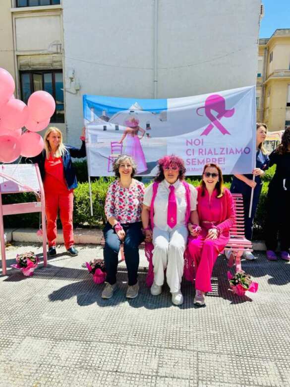 Una panchina rosa al Policlinico di Bari: simbolo di speranza e innovazione nella lotta al tumore al seno Una panchina rosa al Policlinico di Bari: simbolo di speranza e innovazione nella lotta al tumore al seno