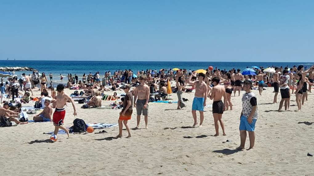 Primo Maggio, a Bari è già estate: spiagge prese d’assalto. Poi tutti al Parco 2 Giugno Primo Maggio, a Bari è già estate: spiagge prese d’assalto. Poi tutti al Parco 2 Giugno