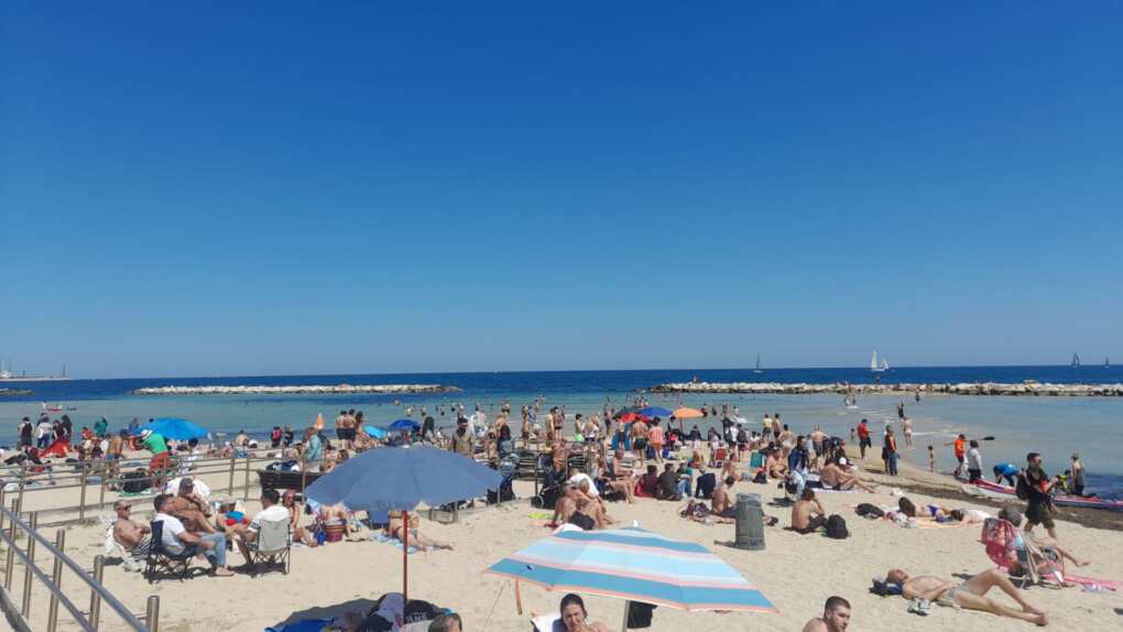 Primo Maggio, a Bari è già estate: spiagge prese d’assalto. Poi tutti al Parco 2 Giugno Primo Maggio, a Bari è già estate: spiagge prese d’assalto. Poi tutti al Parco 2 Giugno