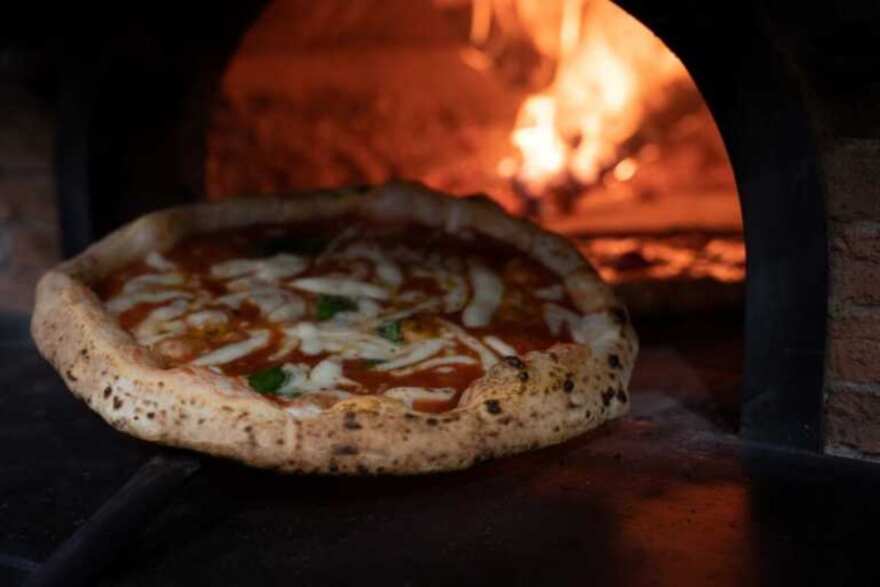 Pizza a cena? Il prezzo è “lievitato” del 20% negli ultimi anni: costa più di 12 euro Pizza a cena? Il prezzo è “lievitato” del 20% negli ultimi anni: costa più di 12 euro