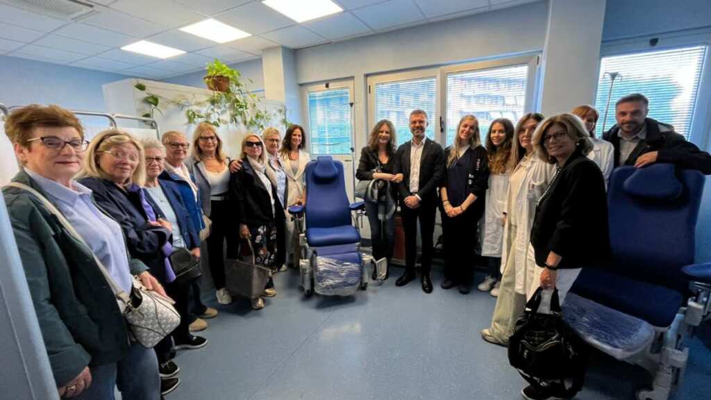 Molfetta, associazione dona 2 poltrone all’ospedale: «Più comfort per i pazienti di Radiologia» – FOTO