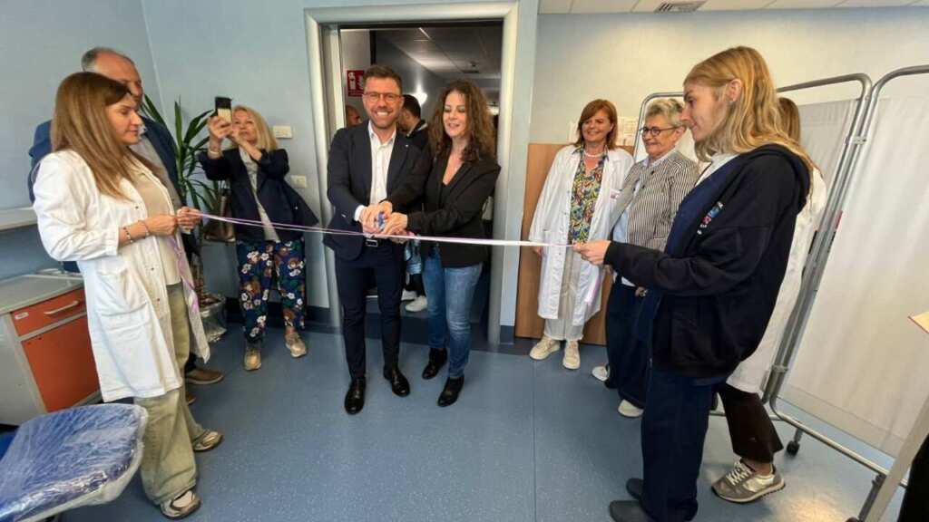 Molfetta, associazione dona 2 poltrone all’ospedale: «Più comfort per i pazienti di Radiologia» – FOTO