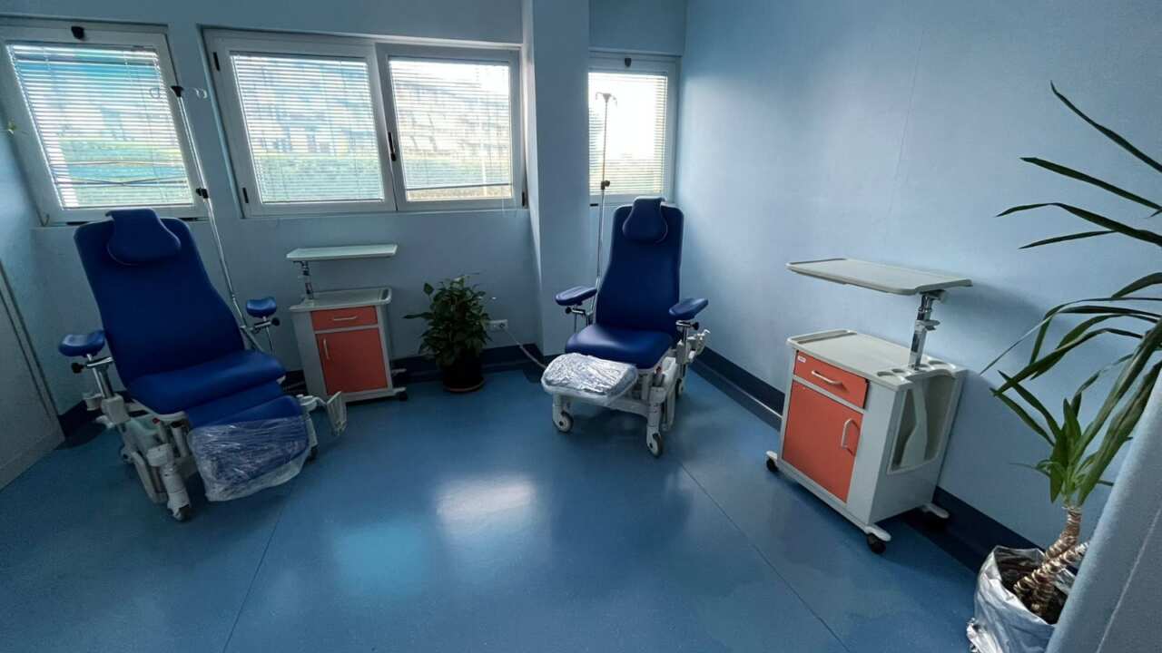 Molfetta, associazione dona 2 poltrone all’ospedale: «Più comfort per i pazienti di Radiologia» – FOTO