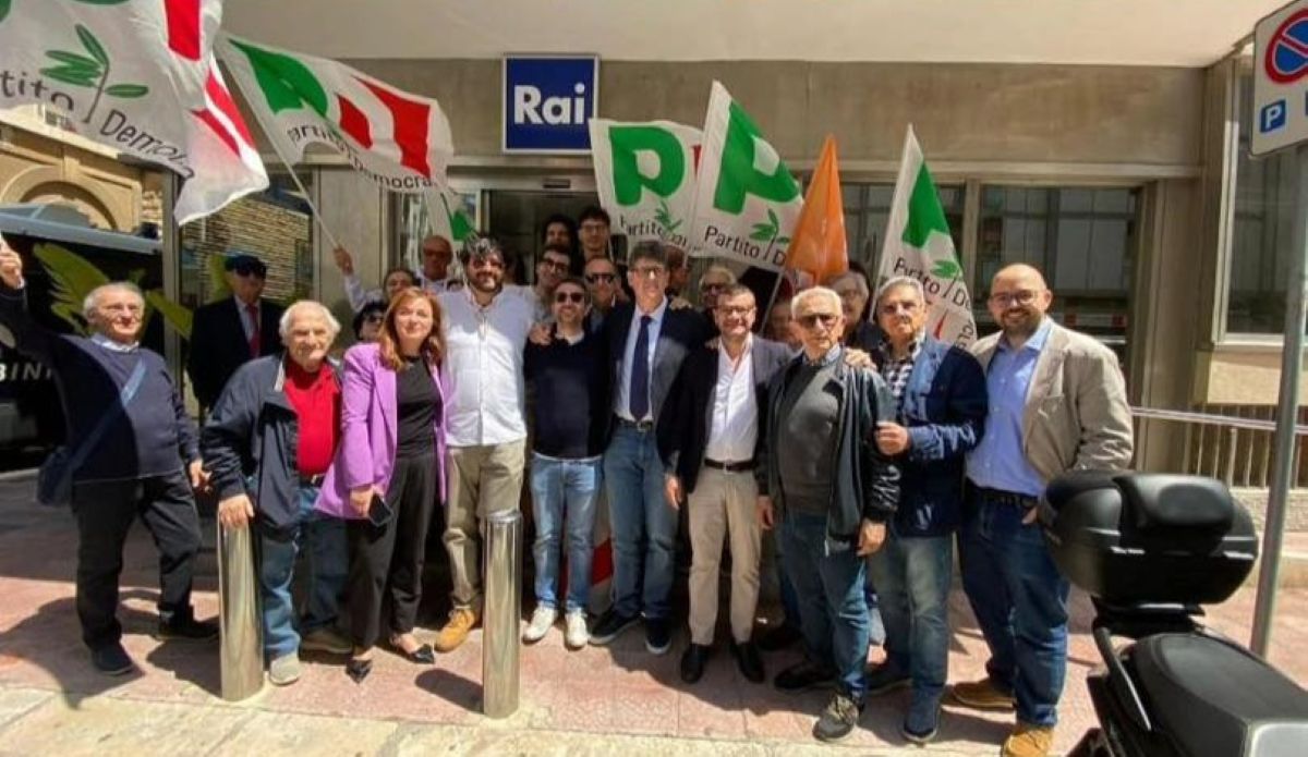 «Spegniamo Telemeloni»: presidio del Pd Puglia davanti alla sede Rai a Bari «Spegniamo Telemeloni»: presidio del Pd Puglia davanti alla sede Rai a Bari