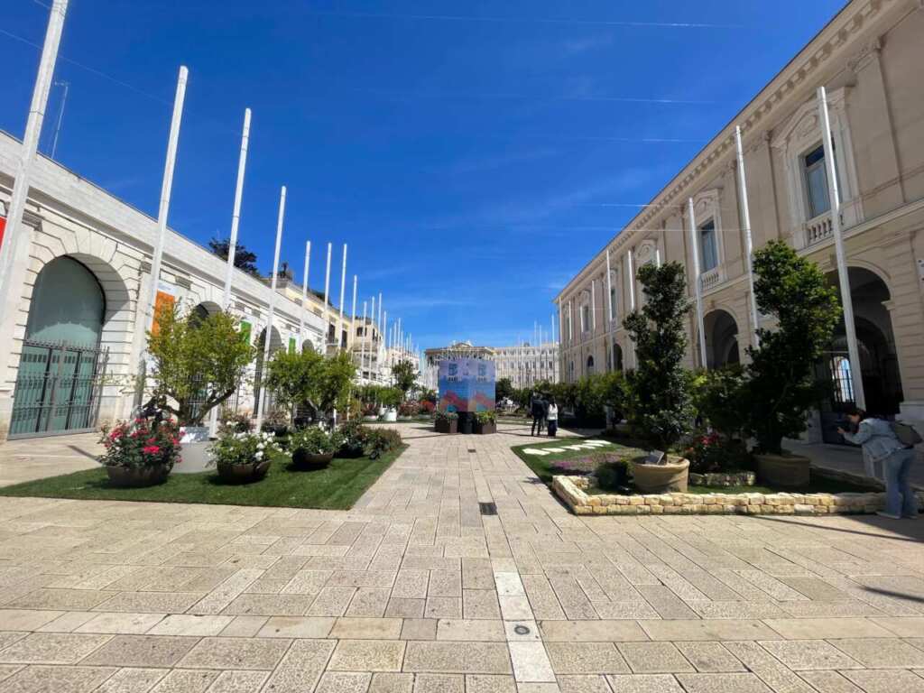 A Bari la 10° edizione di “Primavera Mediterranea”: piazza del Ferrarese si trasforma in un giardino urbano – FOTO