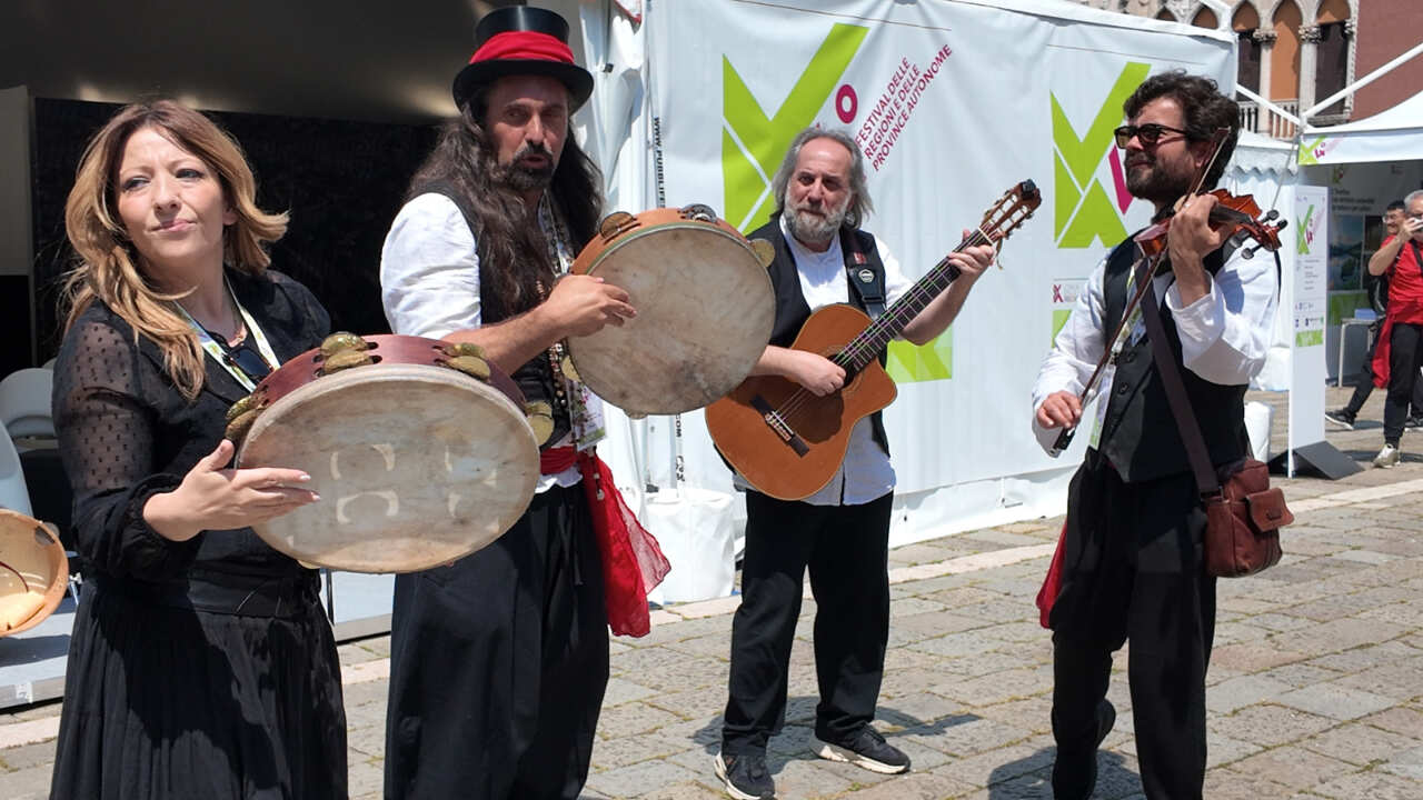 Festival delle Regioni, la Puglia a Venezia saluta da protagonista tra realtà virtuale e pizzica – VIDEO Festival delle Regioni, la Puglia a Venezia saluta da protagonista tra realtà virtuale e pizzica – VIDEO