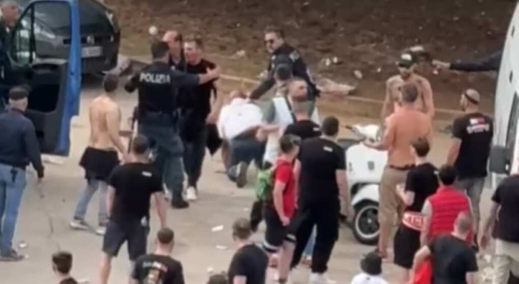 Tifoso picchiato all’esterno del San Nicola di Bari, la Curva Nord: «Noi estranei» Tifoso picchiato all’esterno del San Nicola di Bari, la Curva Nord: «Noi estranei»