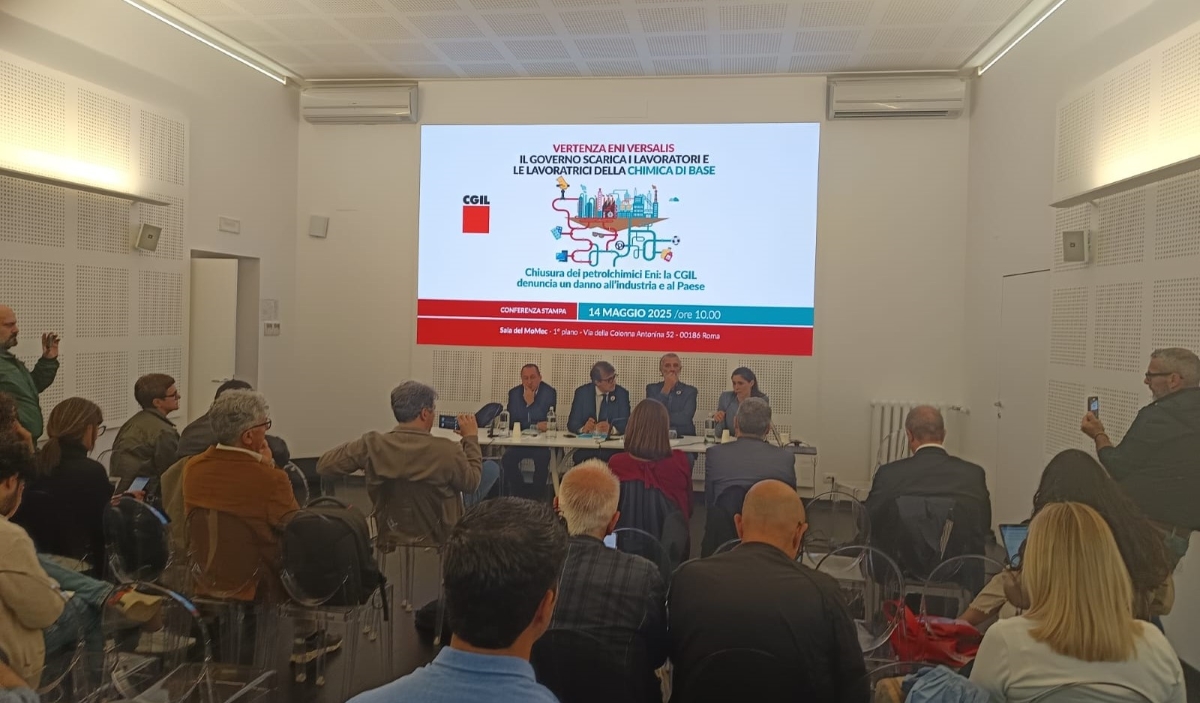 Brindisi, dismissione impianti Eni-Versalis: «Chimica a rischio tracollo. Delitto industriale»