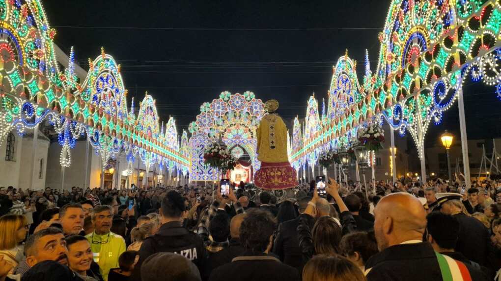 Bari, ha un infarto tra la folla durante i festeggiamenti per San Nicola: 71enne salvato dal 118 Bari, ha un infarto tra la folla durante i festeggiamenti per San Nicola: 71enne salvato dal 118