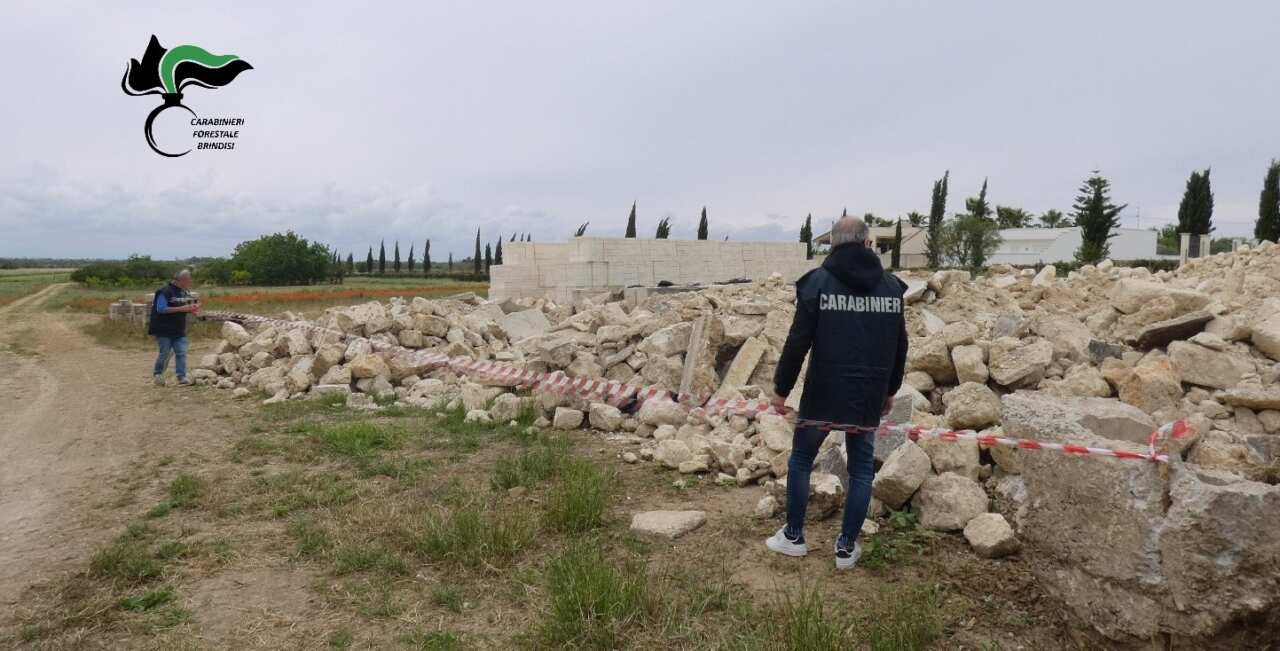 San Donaci, scarti di un cantiere edile stoccati in campagna: denunciato un 56enne