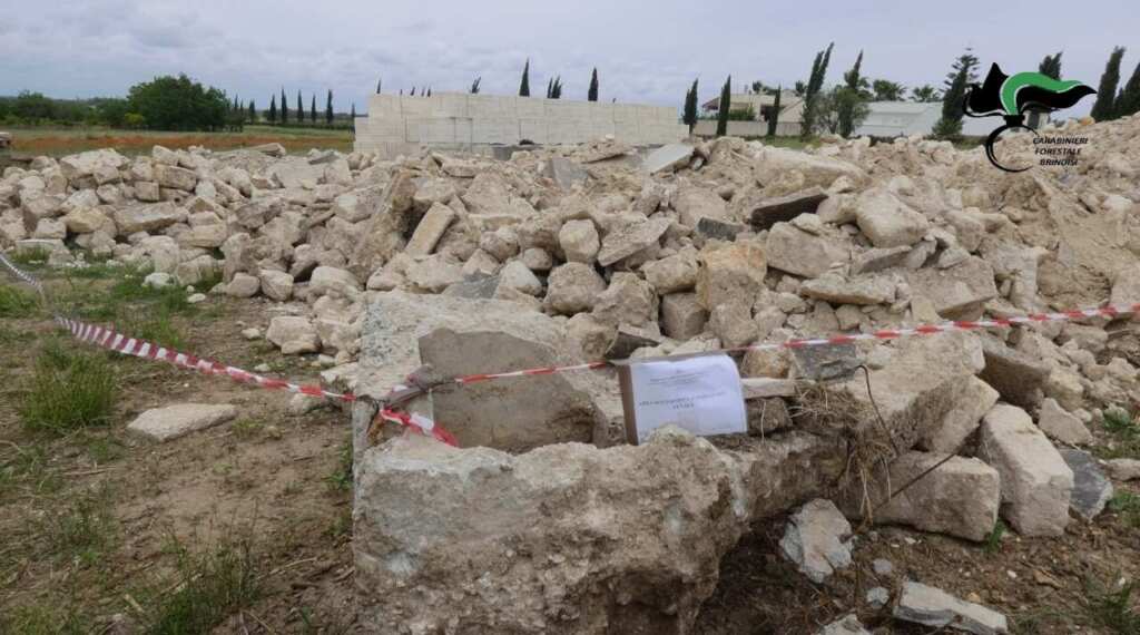 San Donaci, scarti di un cantiere edile stoccati in campagna: denunciato un 56enne