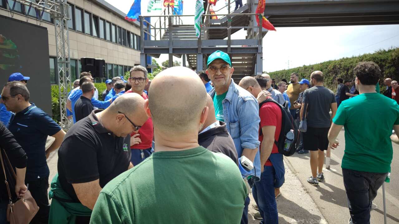 Ex Ilva, quattro ore di sciopero: operai davanti allo stabilimento di Taranto – VIDEO Ex Ilva, quattro ore di sciopero: operai davanti allo stabilimento di Taranto – VIDEO