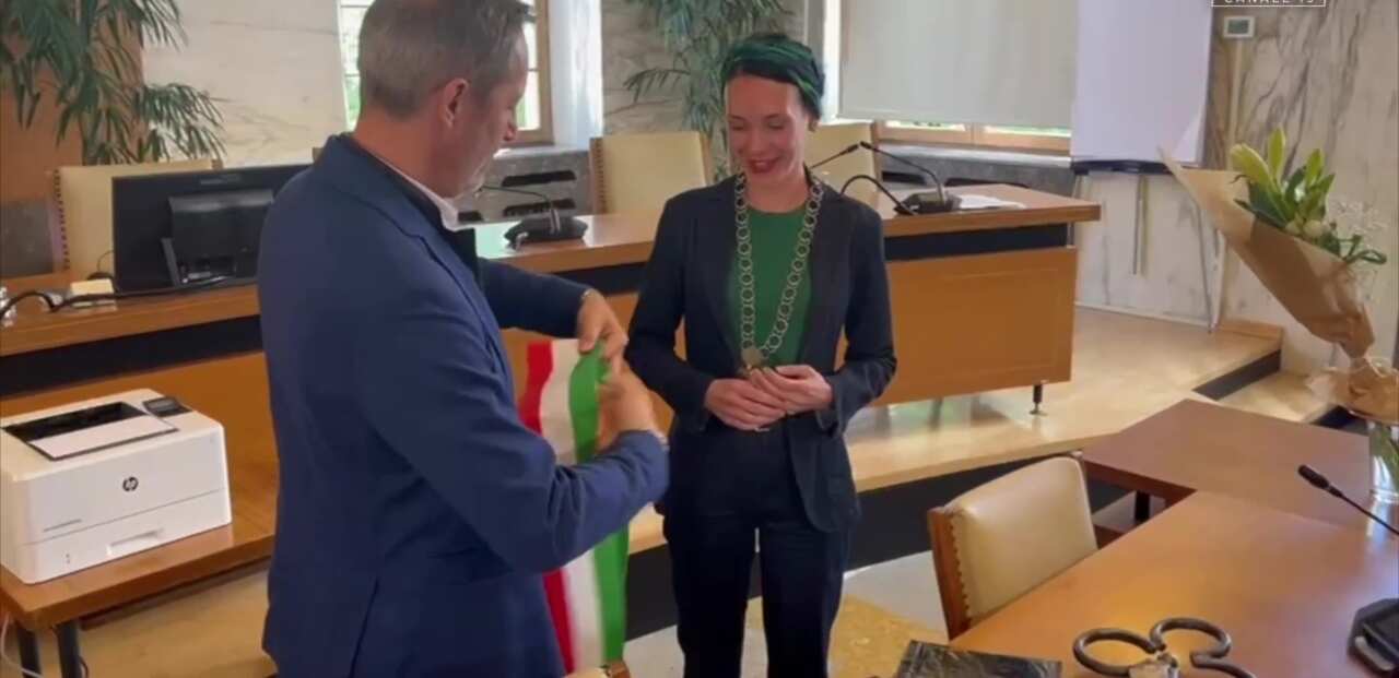 Merano, la neo sindaca rifiuta il tricolore: «Il mio non è un atto di sfida» – VIDEO Merano, la neo sindaca rifiuta il tricolore: «Il mio non è un atto di sfida» – VIDEO