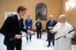 Sinner scherza con papa Leone XIV in Vaticano: «Vuole giocare un po’?». Poi la foto con la Coppa Davis