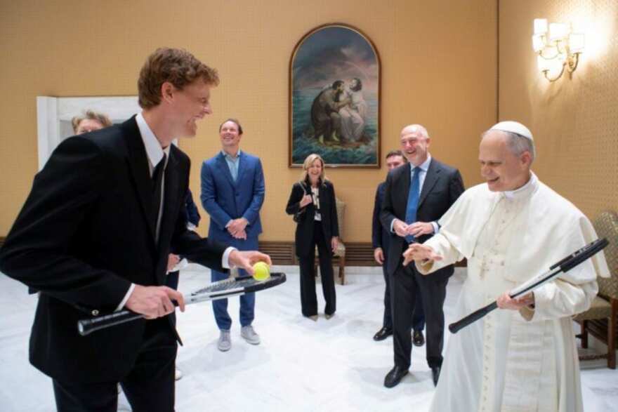 Sinner scherza con papa Leone XIV in Vaticano: «Vuole giocare un po’?». Poi la foto con la Coppa Davis Sinner scherza con papa Leone XIV in Vaticano: «Vuole giocare un po’?». Poi la foto con la Coppa Davis