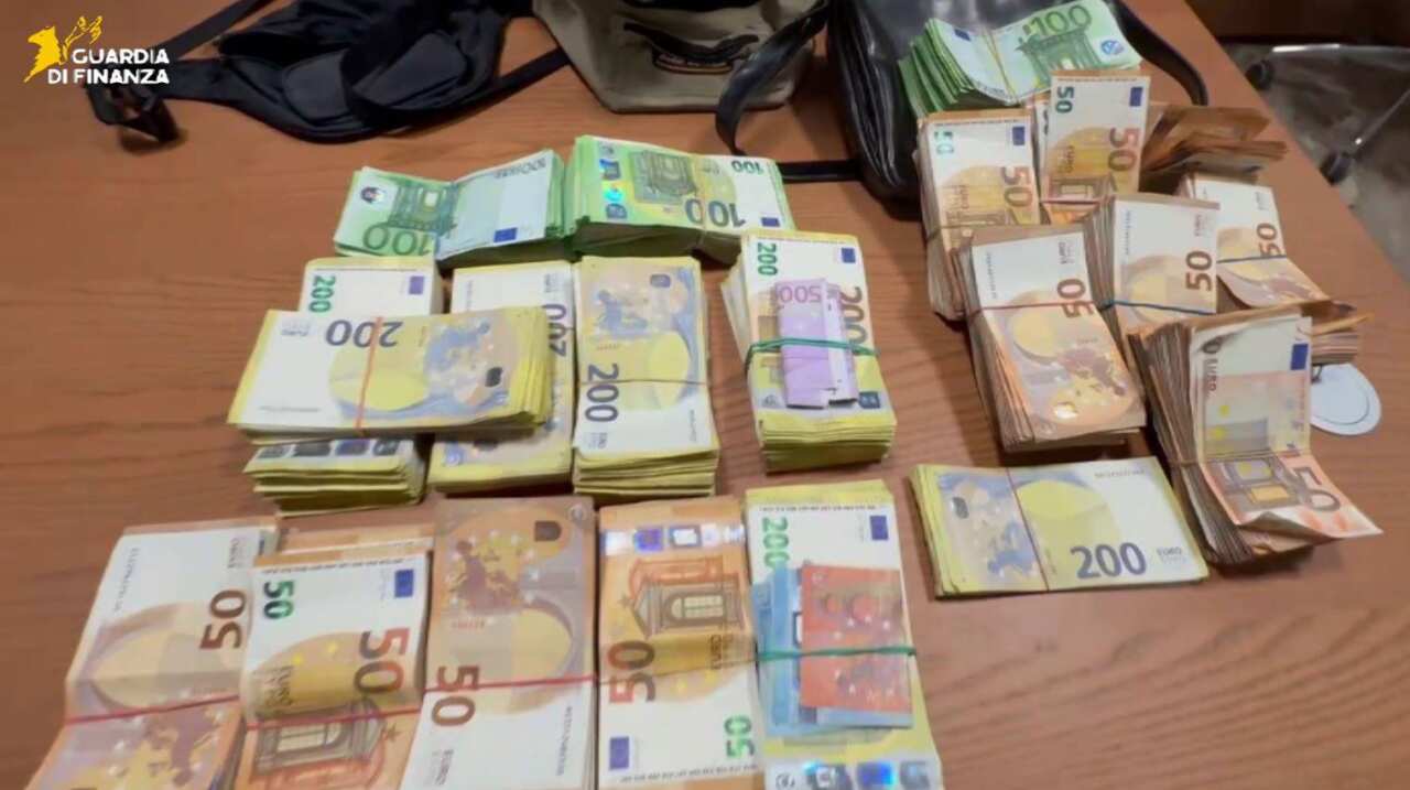 Bari, due cittadini iracheni arrivano in porto con oltre 390mila euro in contanti: sequestrato il denaro Bari, due cittadini iracheni arrivano in porto con oltre 390mila euro in contanti: sequestrato il denaro