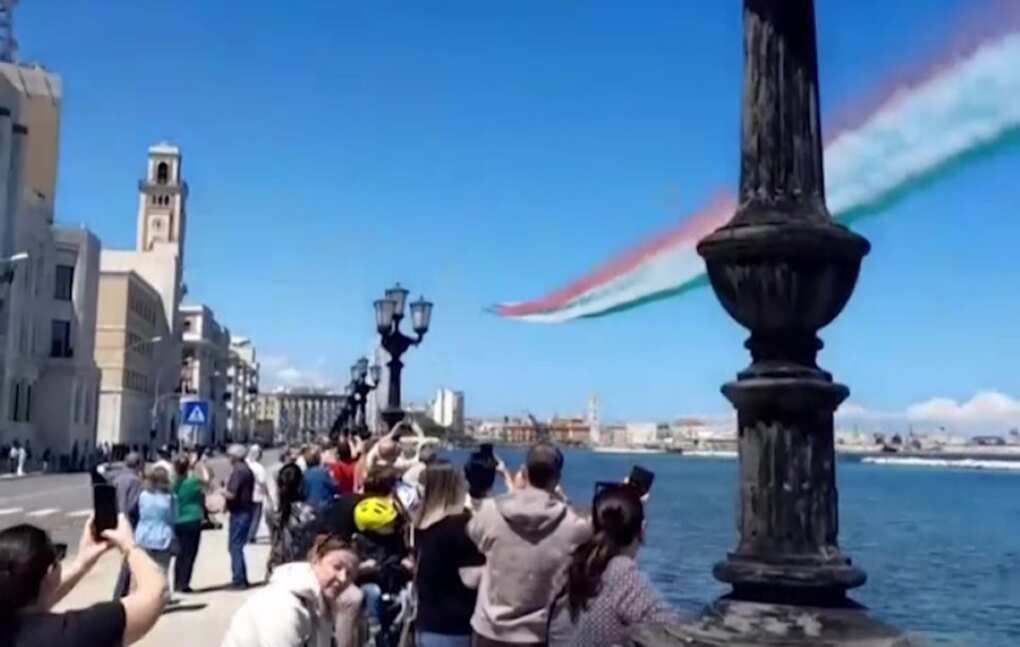 Frecce Tricolore a Bari, breve passaggio per la festa di San Nicola Frecce Tricolore a Bari, breve passaggio per la festa di San Nicola