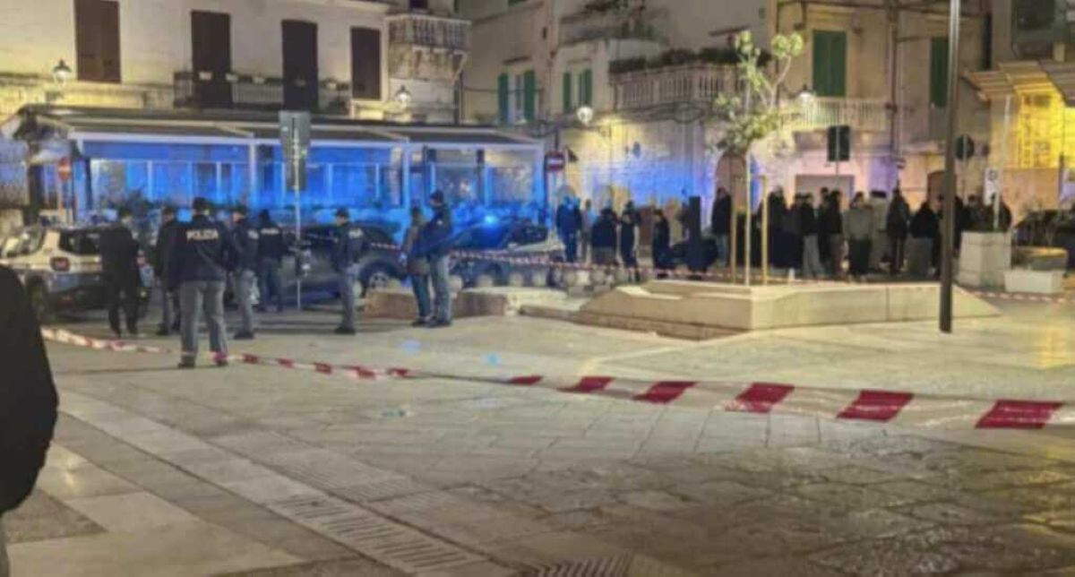 Corato, giovani feriti a colpi di pistola nel centro storico: arrestati marito e moglie – VIDEO Corato, giovani feriti a colpi di pistola nel centro storico: arrestati marito e moglie – VIDEO